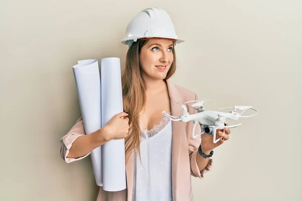 Jonge Blonde Vrouw Dragen Van Veiligheid Helm Houden Blauwdrukken Drone — Stockfoto