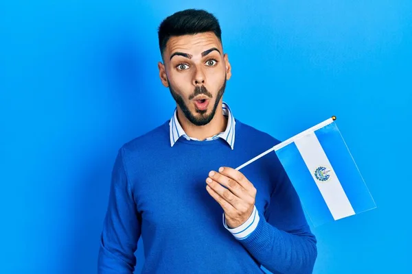 Ung Latinamerikansk Man Med Skägg Håller Salvador Flagga Rädd Och — Stockfoto