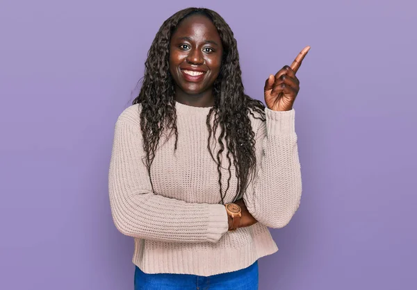 Jonge Afrikaanse Vrouw Draagt Wol Wintertrui Met Een Grote Glimlach — Stockfoto