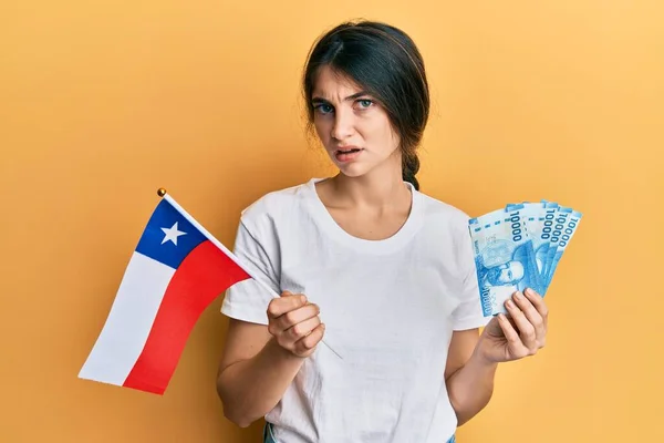 Joven Mujer Caucásica Con Bandera Chile Billetes Chilenos Con Expresión —  Fotos de Stock