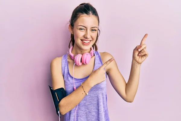 Mujer Morena Joven Con Ropa Deportiva Auriculares Sonriendo Mirando Cámara — Foto de Stock