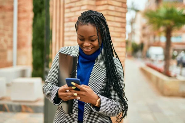 Mladý Africký Americký Podnikateležena Usměvavý Šťastný Pomocí Smartphone Městě — Stock fotografie