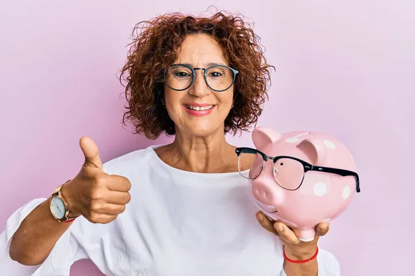 Mulher Madura Meia Idade Bonita Segurando Banco Porquinho Com Óculos — Fotografia de Stock