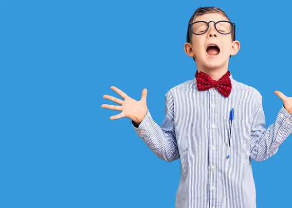 Ragazzo Biondo Carino Con Papillon Nerd Occhiali Che Celebrano Pazzo — Foto Stock