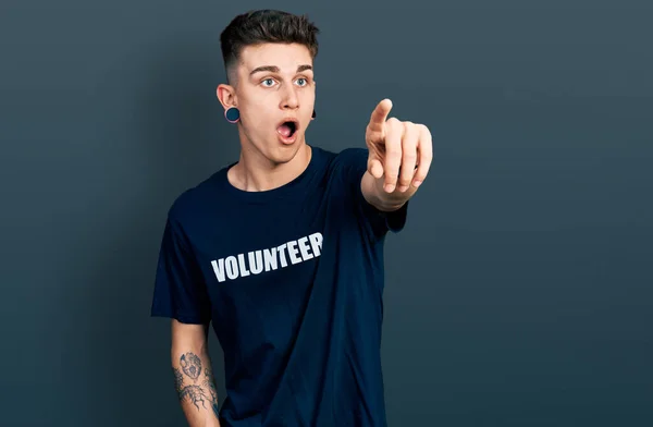 Kulakları Genişlemiş Gönüllü Tişörtü Giyen Genç Beyaz Çocuk Parmağını Ileri — Stok fotoğraf