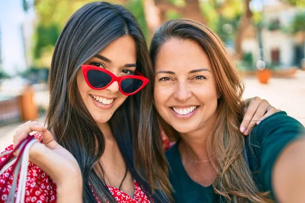 Bela Mãe Hispânica Filha Férias Sorrindo Feliz Cidade — Fotografia de Stock