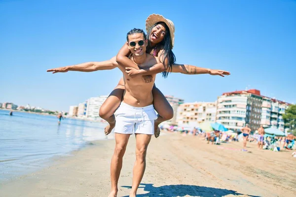 Jovem Casal Latino Vestindo Roupa Banho Sorrindo Feliz Andando Praia — Fotografia de Stock