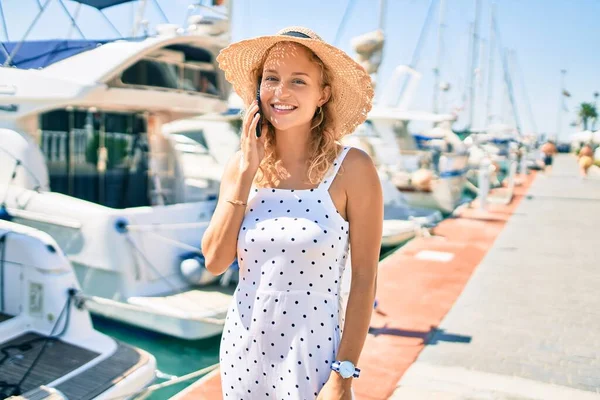 Giovane Bella Donna Caucasica Con Capelli Biondi Sorridente Felice All — Foto Stock