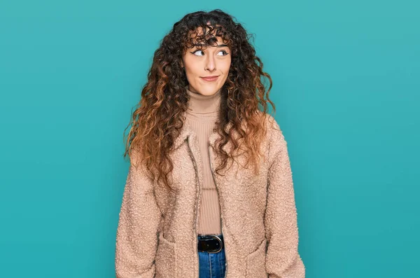 Joven Chica Hispana Vistiendo Ropa Invierno Sonriendo Mirando Hacia Lado —  Fotos de Stock