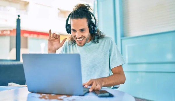 Junger Hispanischer Mann Lächelt Glücklich Und Macht Videoanruf Mit Laptop — Stockfoto