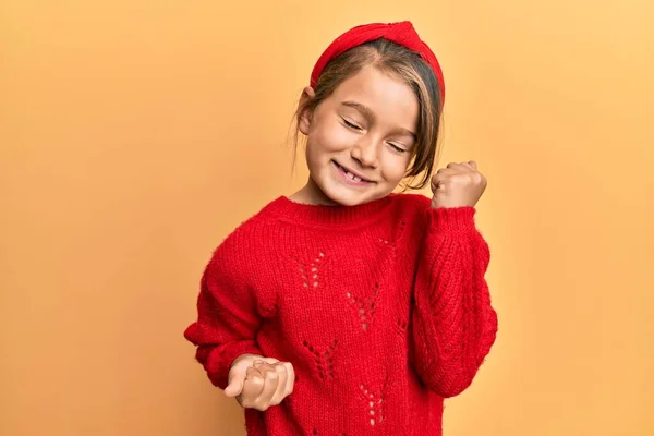 Μικρό Όμορφο Κορίτσι Φορώντας Casual Πουλόβερ Χειμώνα Γιορτάζει Έκπληκτος Και — Φωτογραφία Αρχείου