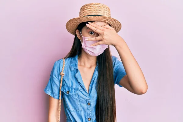 Νεαρή Κινέζα Γυναίκα Που Φοράει Ιατρική Μάσκα Καλοκαίρι Κρυφοκοιτάζει Κατάσταση — Φωτογραφία Αρχείου