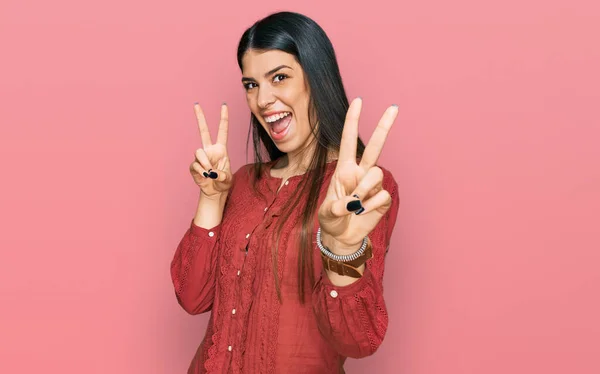 Молода Іспаномовна Жінка Повсякденному Одязі Посміхається Дивитися Камеру Показуючи Пальці — стокове фото