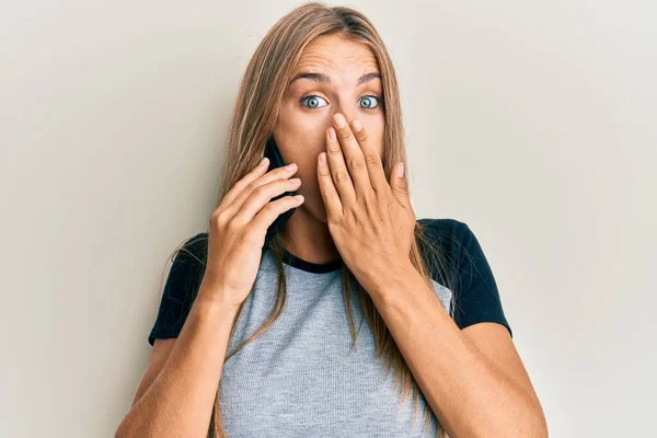 Young Blonde Woman Having Conversation Talking Smartphone Covering Mouth Hand — Stock Photo, Image