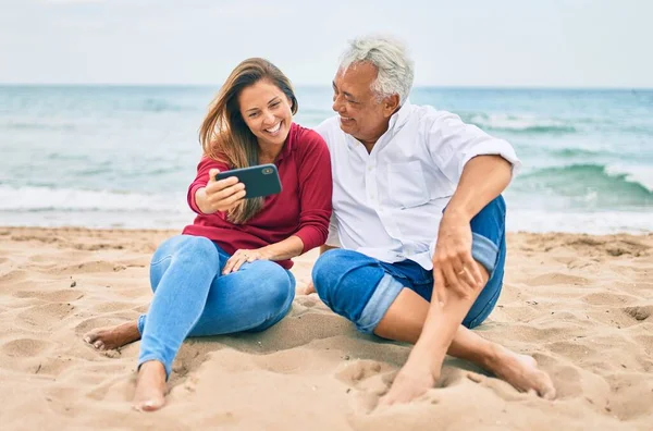 Μεσήλικες Ισπανόφωνοι Βγάζουν Selfie Από Smartphone Στην Παραλία — Φωτογραφία Αρχείου