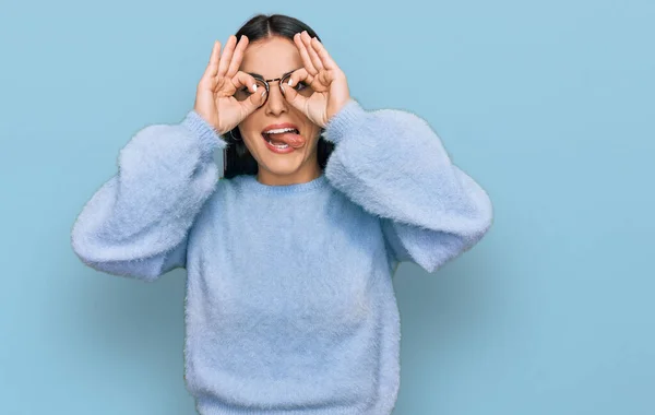 Junge Hispanische Frau Lässiger Kleidung Und Brille Die Ihre Geste — Stockfoto