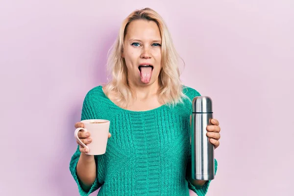 Mulher Loira Caucasiana Bonita Bebendo Uma Xícara Café Segurando Thermo — Fotografia de Stock