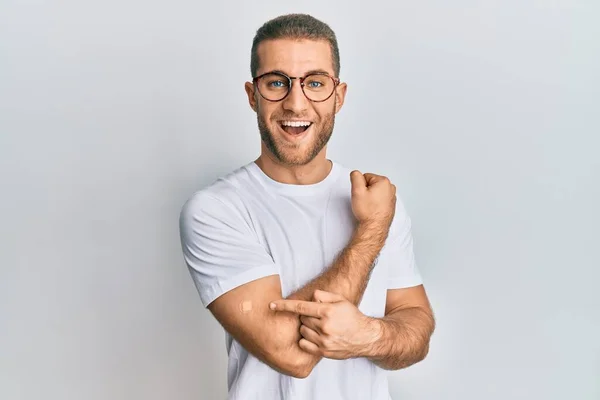 Jovem Caucasiano Vestindo Band Aid Para Injeção Vacina Sorrindo Rindo — Fotografia de Stock