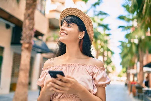 Νεαρή Ισπανίδα Τουρίστρια Που Φοράει Καλοκαιρινό Στυλ Χρησιμοποιώντας Smartphone Στην — Φωτογραφία Αρχείου