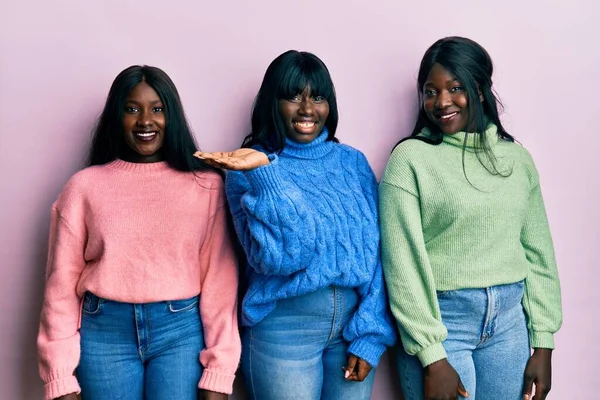 Trois Jeunes Amis Afro Américains Portant Pull Hiver Laine Souriant — Photo