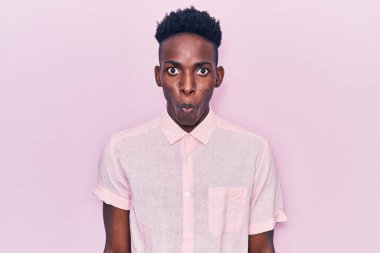 Gündelik giysiler giyen genç Afro-Amerikalı adam ağzı açık kalmış, korkmuş ve hayrete düşmüştü. 