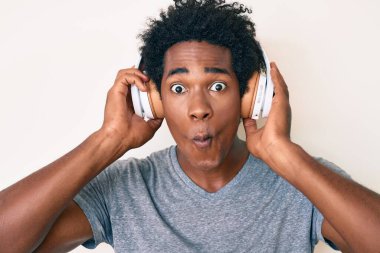 Yakışıklı Afro saçlı, müzik dinleyen kulaklık takan, ağzı balık suratlı ve şaşı gözlü, çılgın ve komik gözlü bir Amerikalı.. 