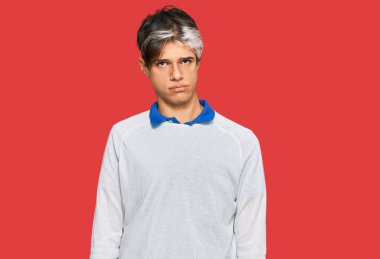 Günlük giysiler giyen genç İspanyol bir adam depresyonda ve sıkıntıdan endişe ediyor, kızgın ve korkmuş bir şekilde ağlıyor. hüzünlü ifade. 