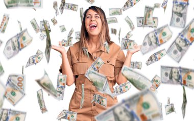 Genç, güzel bir kadın, çılgın ve çılgın başarısını kutluyor. Kollarını kaldırmış, gözlerini kapatmış heyecanlı çığlıklar atıyor. Kazanan konsept