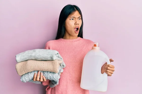 Joven Mujer China Sosteniendo Botella Detergente Ropa Enojada Loca Gritando — Foto de Stock