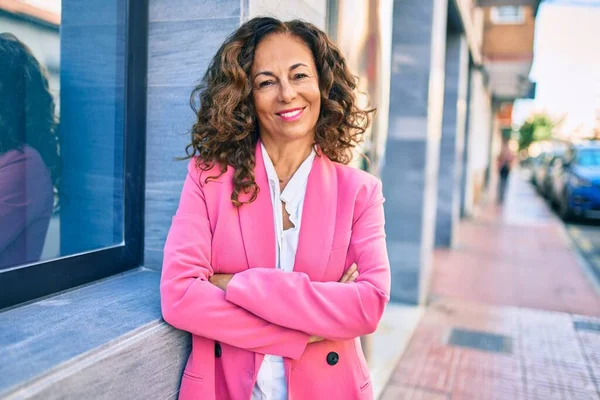 Empresa Hispana Mediana Edad Sonriendo Feliz Pie Ciudad —  Fotos de Stock