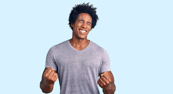 Hombre Afroamericano Guapo Con Pelo Afro Vistiendo Ropa Casual Muy —  Fotos de Stock