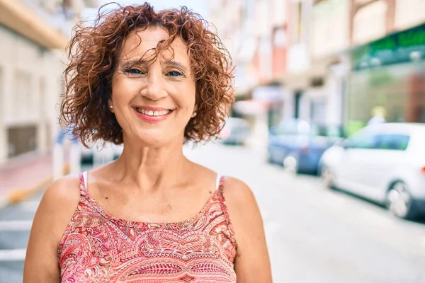 Mujer Mediana Edad Sonriendo Feliz Caminando Calle Ciudad —  Fotos de Stock