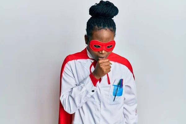 Ung Afrikansk Amerikansk Kvinna Bär Läkare Uniform Och Super Hjälte — Stockfoto