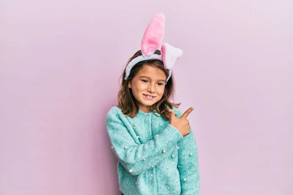 Paskalya Tavşanı Kulakları Takan Küçük Güzel Bir Kız Yüzünde Mutlu — Stok fotoğraf