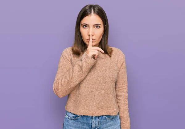 Junge Schöne Frau Lässiger Kleidung Die Mit Dem Finger Auf — Stockfoto