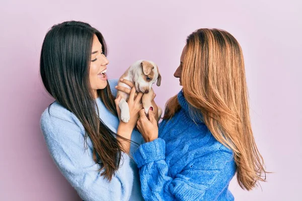 Belle Mère Hispanique Fille Souriante Heureux Étreignant Petit Chien Sur — Photo