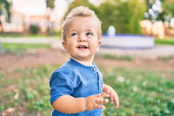 Söt Och Glad Liten Pojke Som Har Roligt Parken Solig — Stockfoto