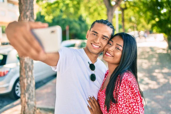 Jong Latijn Paar Glimlachen Gelukkig Maken Selfie Door Smartphone Straat — Stockfoto