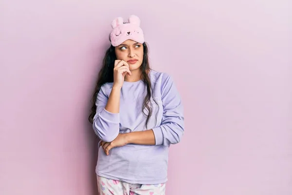 Mooie Midden Oosterse Vrouw Met Slaapmasker Pyjama Serieus Gezicht Denken — Stockfoto