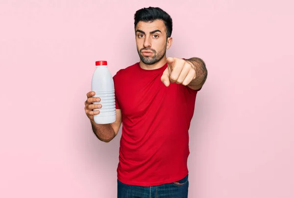 Spaanse Man Met Baard Met Liter Fles Melk Die Met — Stockfoto