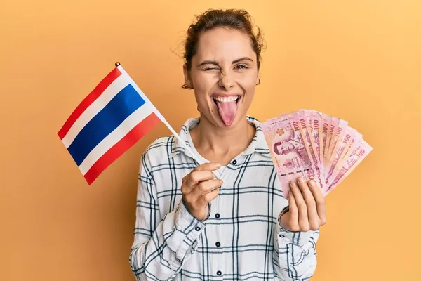 Mladá Brunetka Žena Drží Thailand Vlajky Baht Bankovky Trčet Jazyk — Stock fotografie