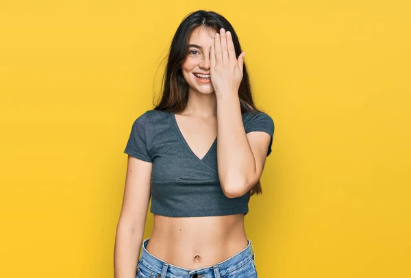 Giovane Bella Ragazza Adolescente Indossa Casual Crop Top Shirt Che — Foto Stock