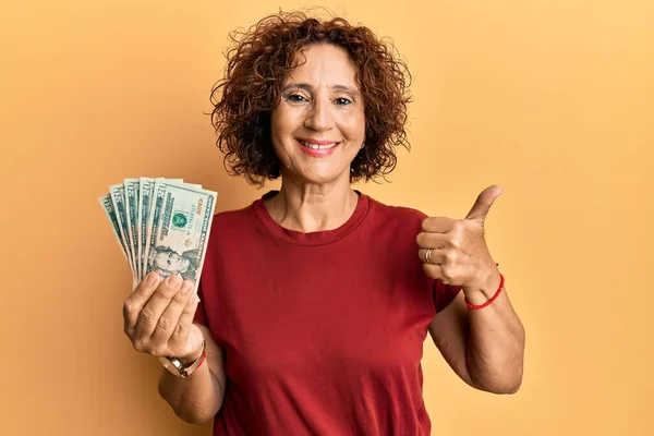 Schöne Reife Frau Mittleren Alters Mit Dollar Banknoten Die Glücklich — Stockfoto