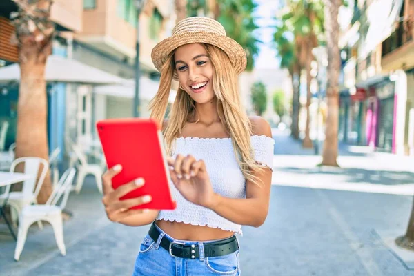 Jovem Loira Turista Menina Sorrindo Feliz Usando Touchpad Cidade — Fotografia de Stock