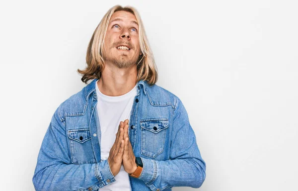 Caucasian Man Blond Long Hair Wearing Casual Denim Jacket Begging — Stock Photo, Image