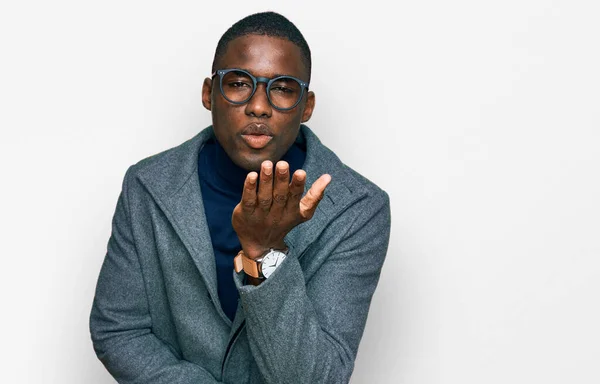 Joven Hombre Afroamericano Vistiendo Ropa Negocios Gafas Mirando Cámara Soplando — Foto de Stock