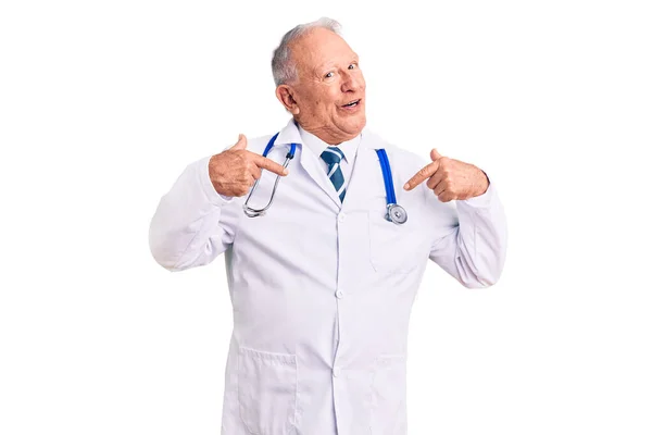 Senior Stilig Gråhårig Man Klädd Läkare Rock Och Stetoskop Ser — Stockfoto
