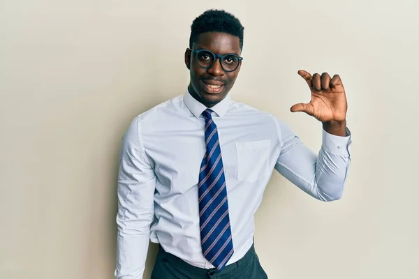 Hombre Negro Guapo Con Gafas Camisa Negocios Corbata Sonriente Seguro —  Fotos de Stock