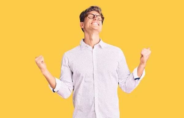 Mladý Pohledný Muž Obchodních Šatech Brýlích Velmi Šťastný Vzrušený Dělá — Stock fotografie