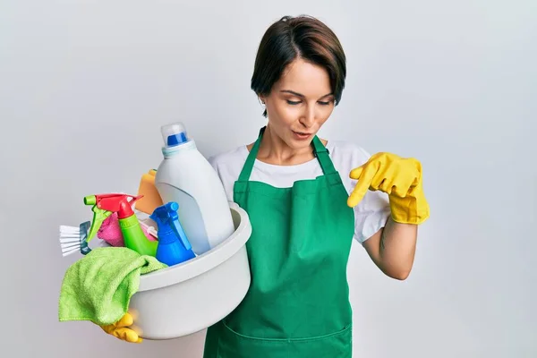 Young Brunette Woman Short Hair Wearing Apron Holding Cleaning Products — Stock Photo, Image